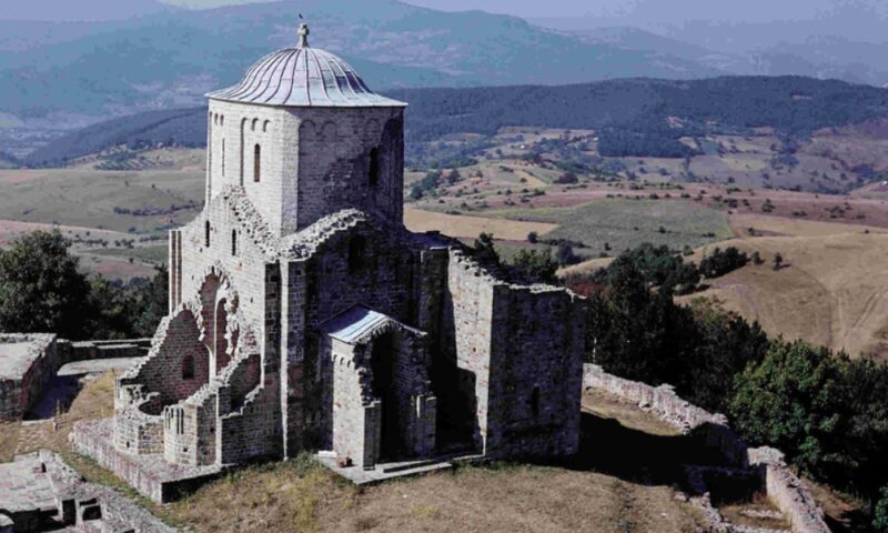 Arhitektura srpskih manastira spaja vizantijski stil i lokalnu tradiciju