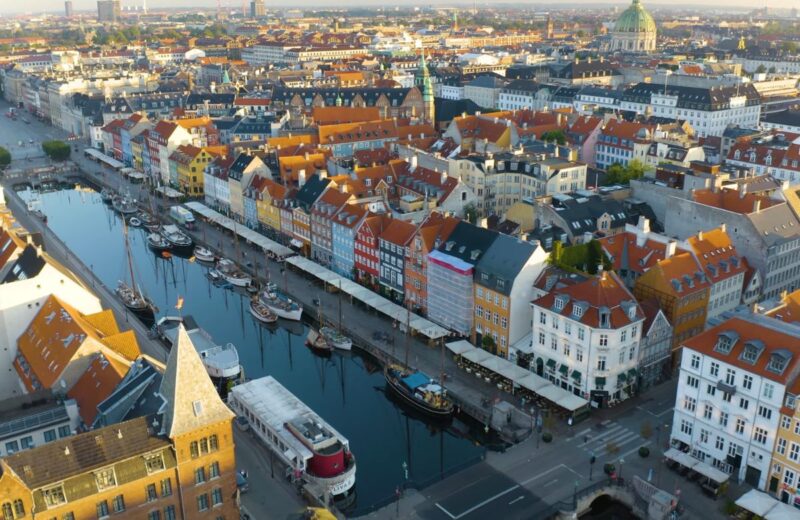 Kopenhagen spaja dvorce, muzeje, Nyhavn, Stroget i Tivoli u nezaboravno dvodnevno kulturno i vizuelno iskustvo.
