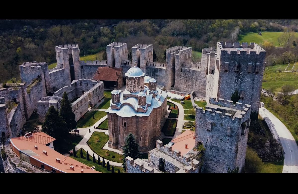 Manastiri Srbije čuvaju bogatu istoriju, duhovnost, umetnost i pružaju mir i inspiraciju posetiocima.