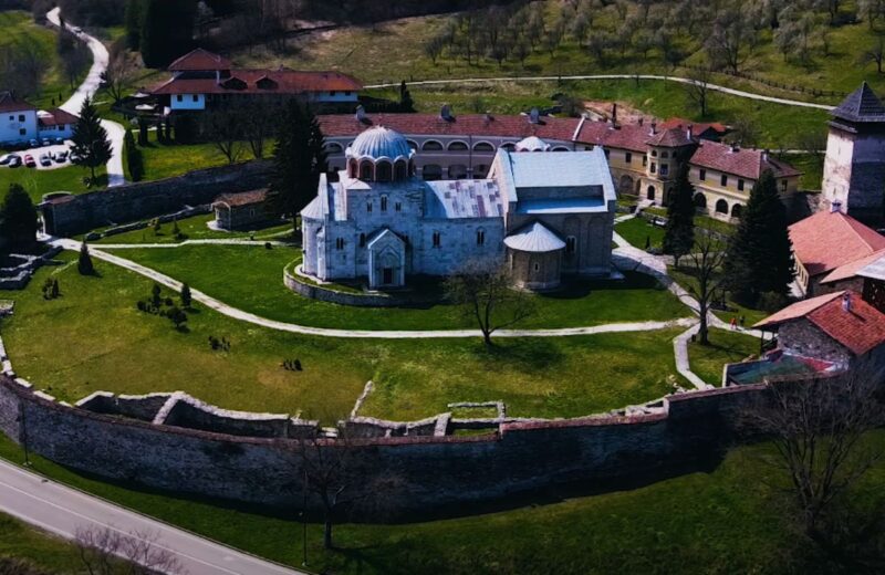 Manastiri Srbije, osnovani Nemanjićima, čuvaju vekovnu istoriju, umetnost, veru i kulturnu baštinu naroda.