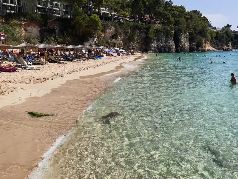 Prikaz plaže i ljudi koji uživaju u Argostoliju