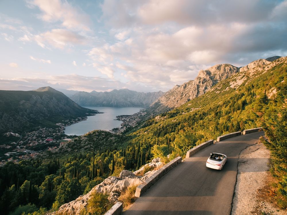 Automobil vozi planinskim putem iznad Bokokotorskog zaliva u Crnoj Gori