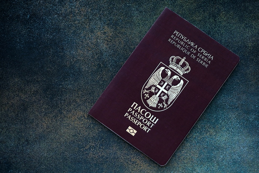 Srpski pasoš na tamnoj podlozi