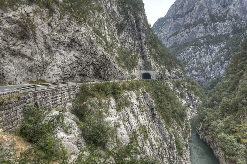Put kroz kanjon Morače sa tunelom i rekom pored magistrale