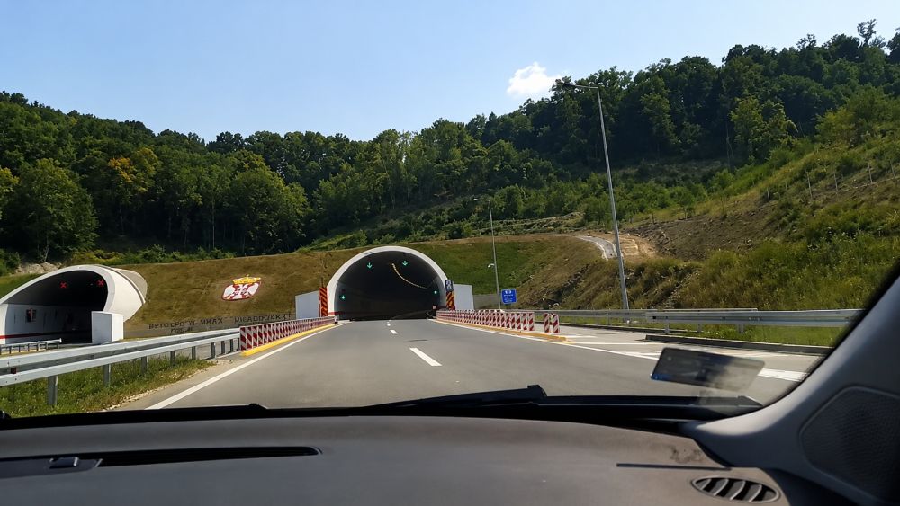 Vožnja autoputem kroz tunel na ruti ka Crnoj Gori