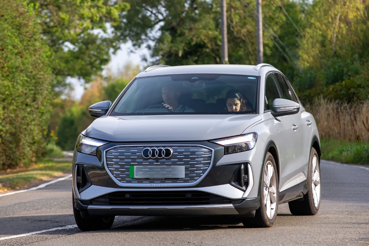 prikaz električnog audi automobila na ulici