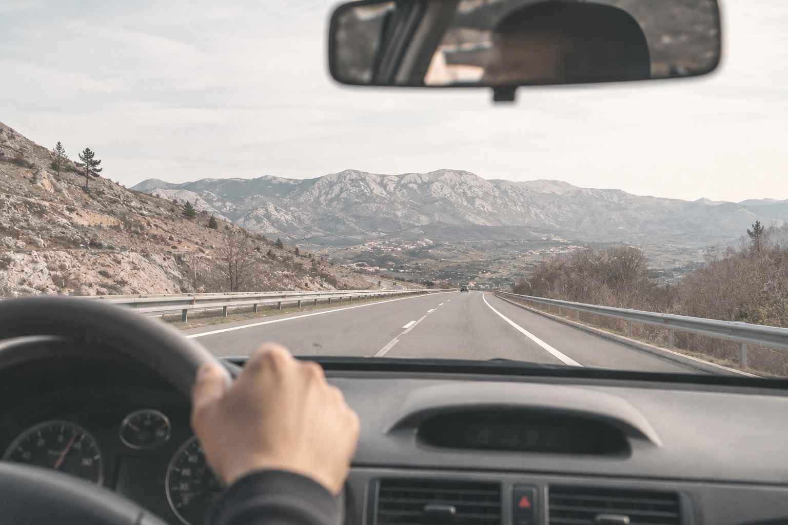 Pogled iz automobila na put kroz planine prema Dalmaciji