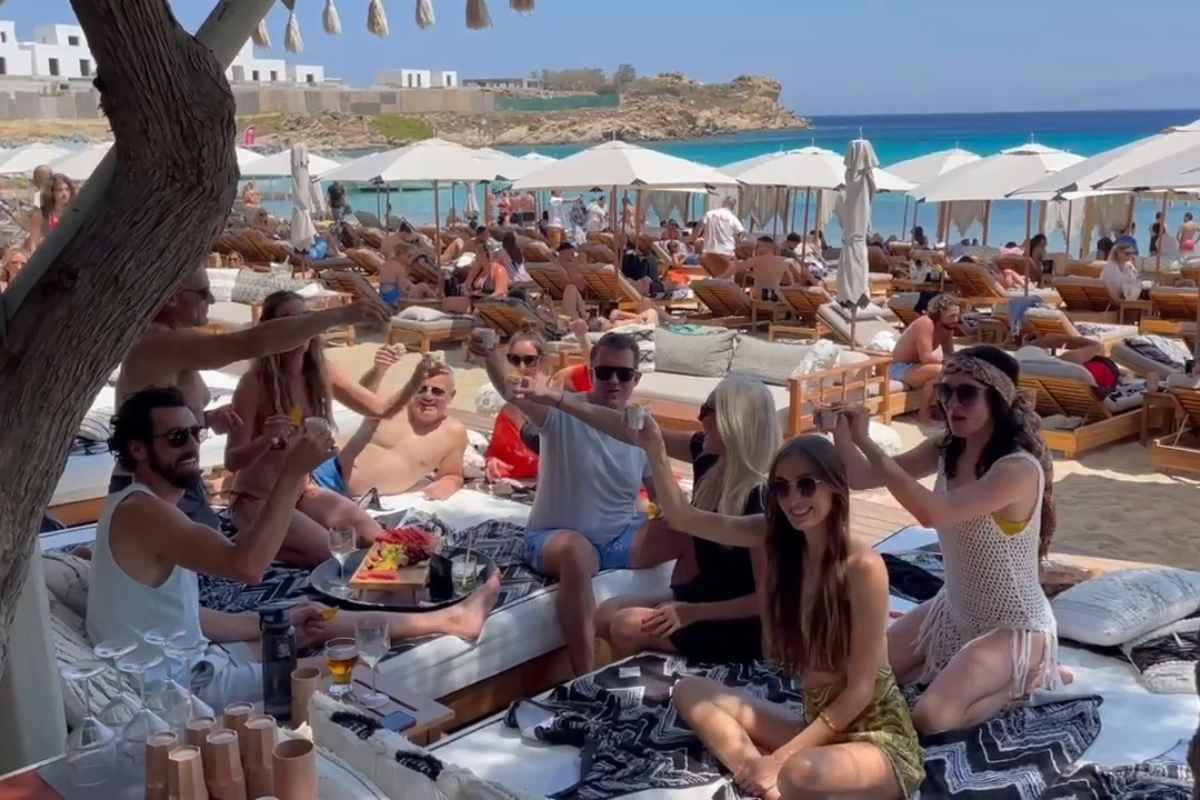 mladi uživaju na mikonosu